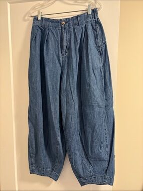 Women’s Wide-Leg Pleated Denim Jeans in Blue